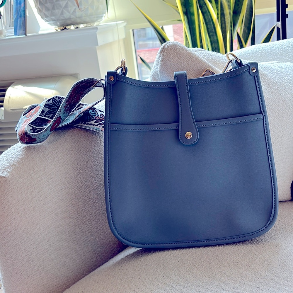 Magnetic close purse with changeable strap